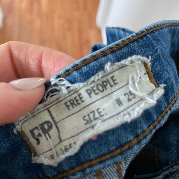 Free People Size 25 pin tucked pockets - Picture 4 of 4
